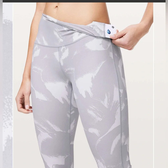 Lululemon Wunder Under Crop (High-Rise) *Full-On Luon 21"
Flower Pop White - Picture 3 of 6